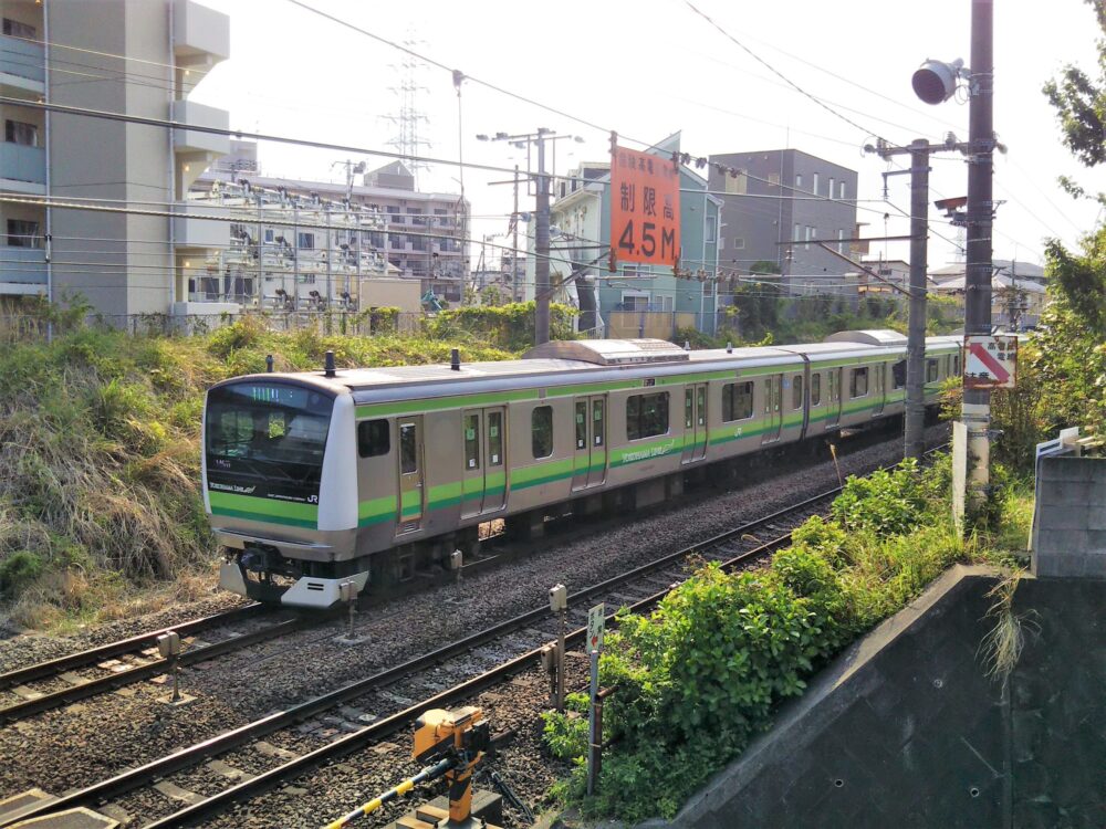 古淵北公園から見えるＪＲ横浜線の電車